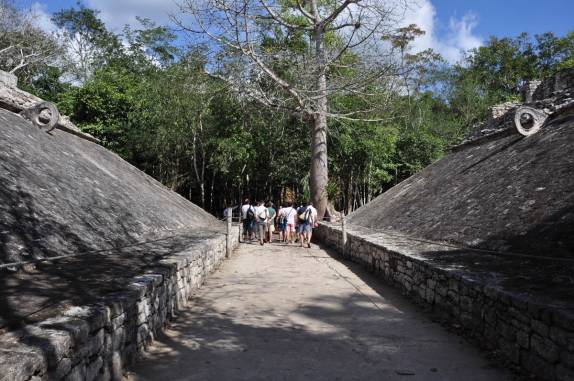 Um pequeno Juego de Pelotas, com seus aros característicos nas laterias, nas ruínas mayas de Cobá, na península do Yucatán, no México